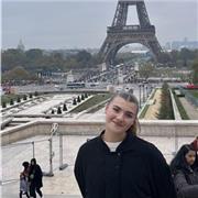 Étudiante motivée, excellents résultats au bac, aide en maths, philo, français, anglais courant et musique (6 ans piano)